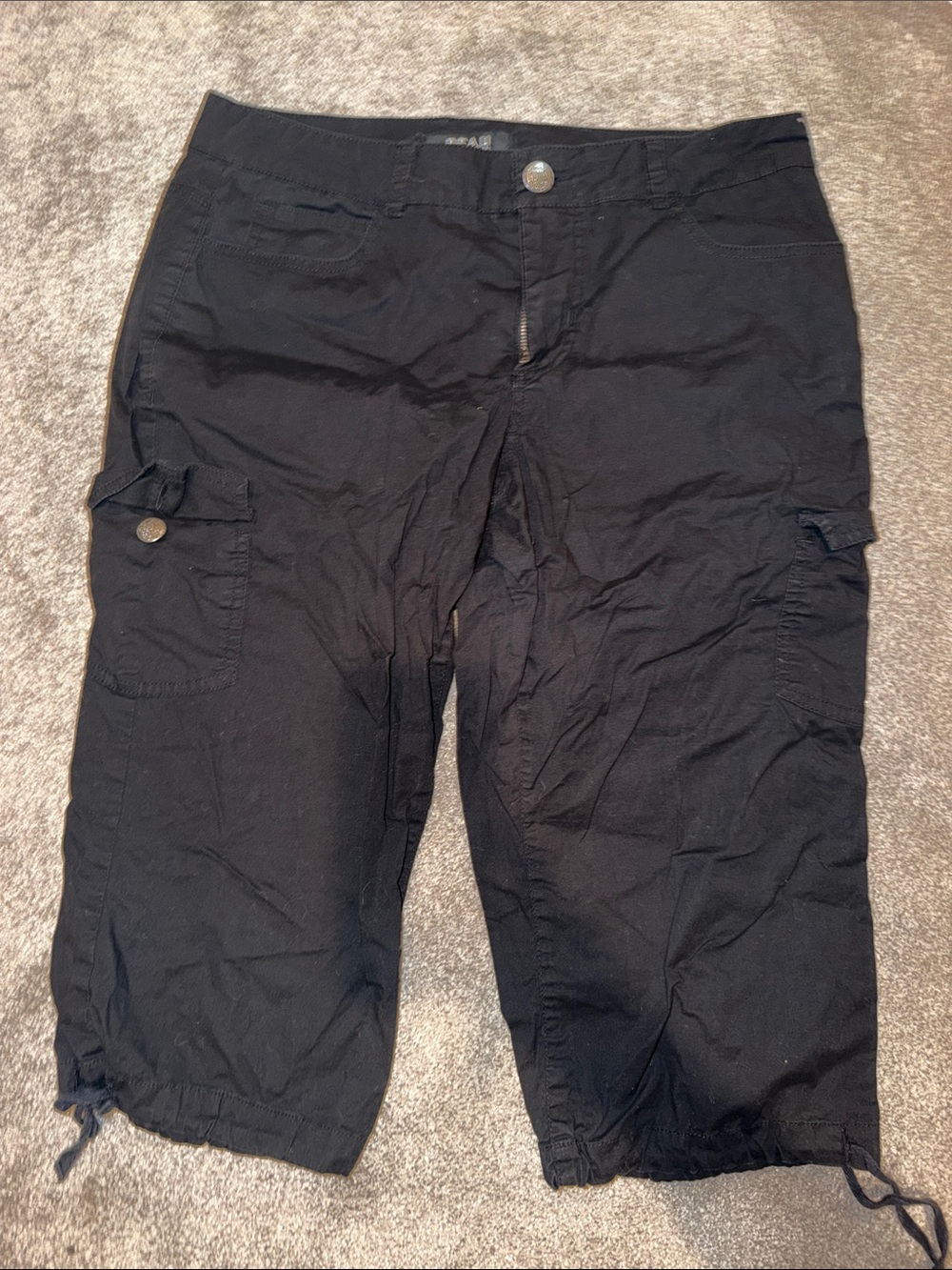 Women's Black Cropped Cargo Capris